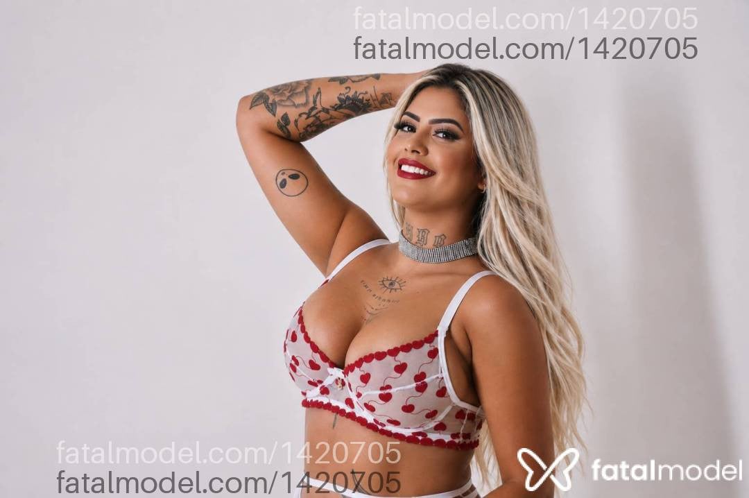 Acompanhante mulher loira (o) de olhos mel - Bella Casaroto