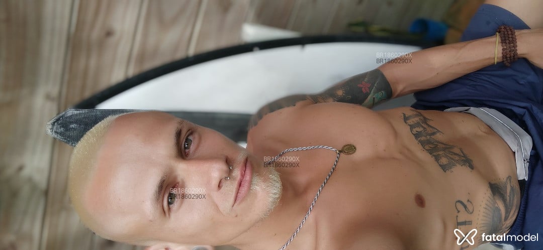 Acompanhante homem com cabelo colorido de olhos verdes em Florianópolis - Maath