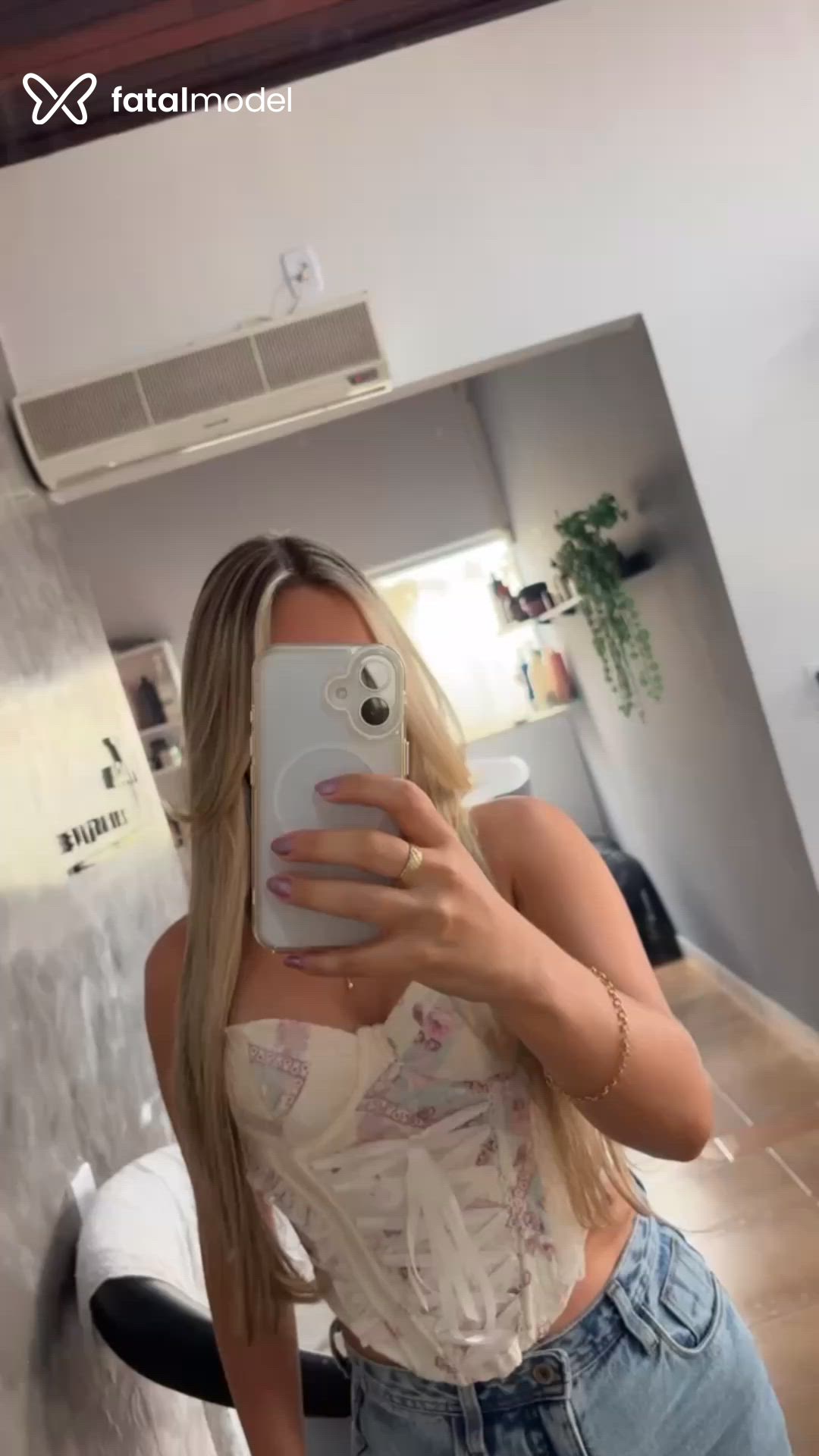 Acompanhante mulher loira (o) de olhos castanhos - ísis Ferreira
