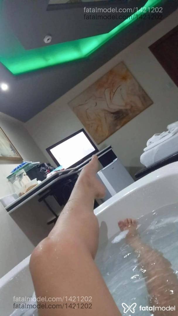 Acompanhante mulher com cabelo castanho de olhos castanhos - Safyra Lemos