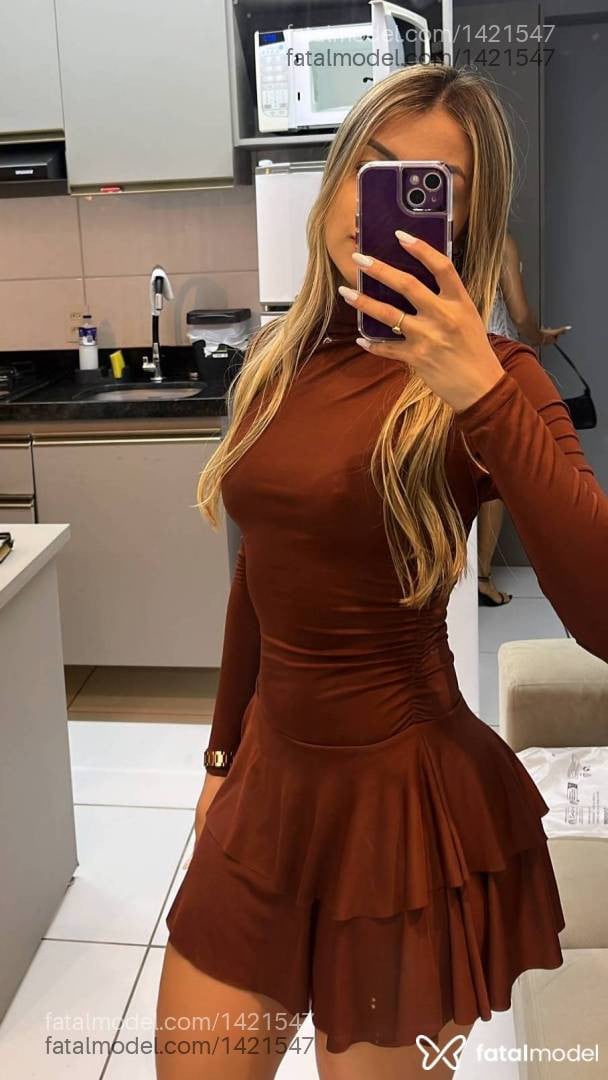 Acompanhante mulher loira (o) de olhos castanhos - Melissa Urach