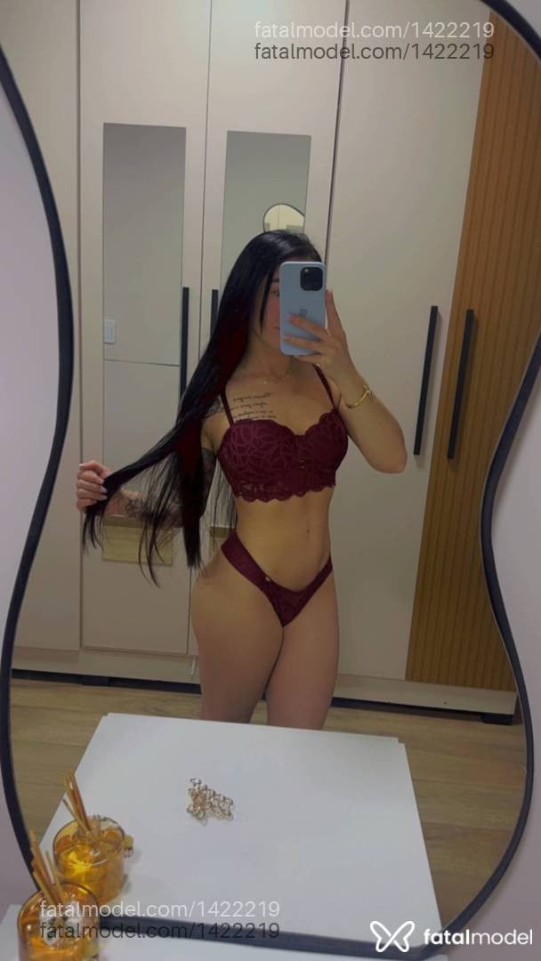 Acompanhante mulher com cabelo castanho de olhos castanhos - Helena Gadano