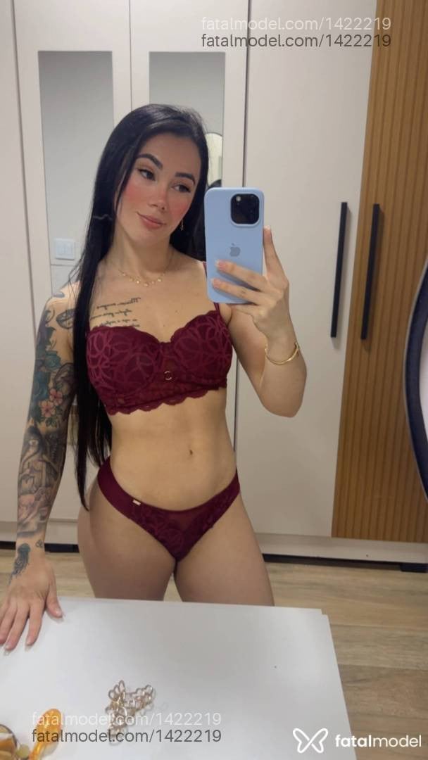 Acompanhante mulher com cabelo castanho de olhos castanhos - Helena Gadano
