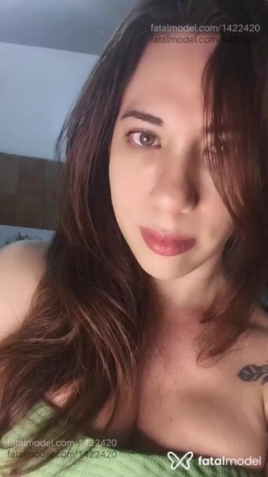 Acompanhante mulher trans com cabelo castanho de olhos verdes em Goiânia - Fernanda Vidal