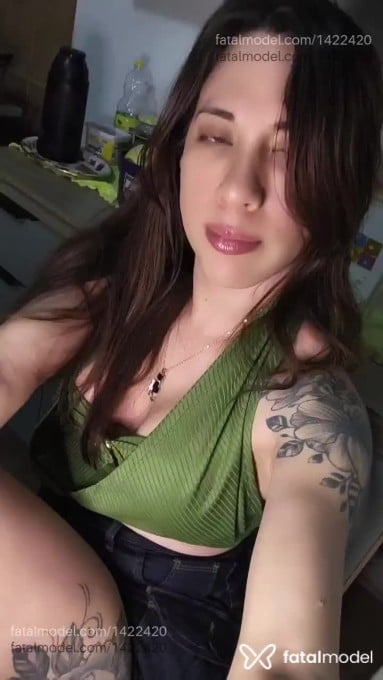 Acompanhante mulher trans com cabelo castanho de olhos verdes em Goiânia - Fernanda Vidal