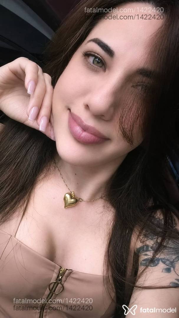 Acompanhante mulher trans com cabelo castanho de olhos verdes - Fernanda Vidal
