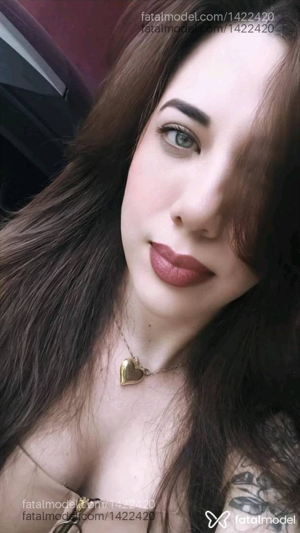 Acompanhante mulher trans com cabelo castanho de olhos verdes em Goiânia - Fernanda Vidal