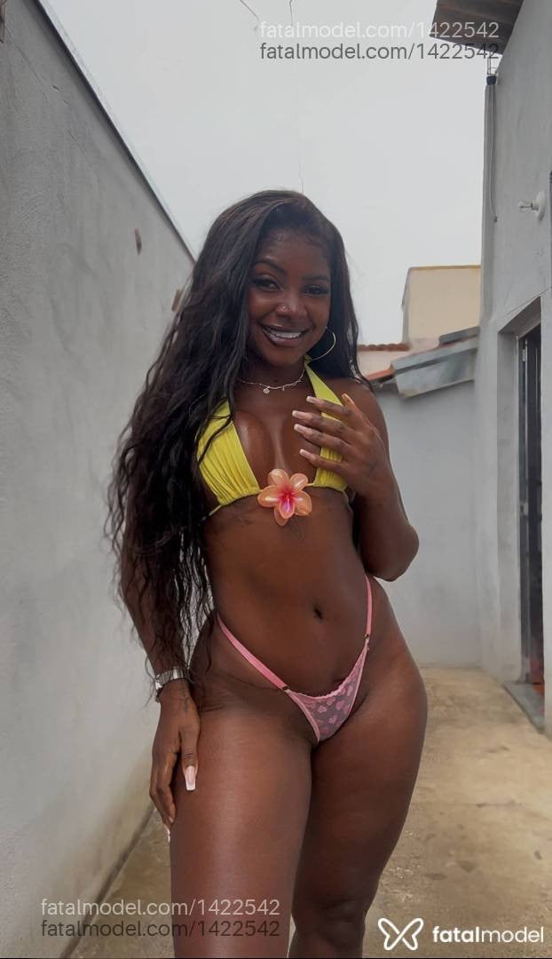 Acompanhante mulher morena (o) de olhos pretos - Cacau