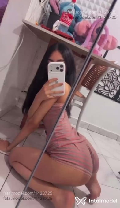 Acompanhante mulher com cabelo castanho de olhos verdes - Jade Dourado Acompanhante mulher com cabelo castanho de olhos verdes - Jade Dourado