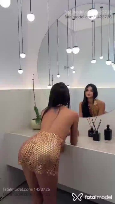 Acompanhante mulher com cabelo castanho de olhos verdes - Jade Dourado Acompanhante mulher com cabelo castanho de olhos verdes - Jade Dourado