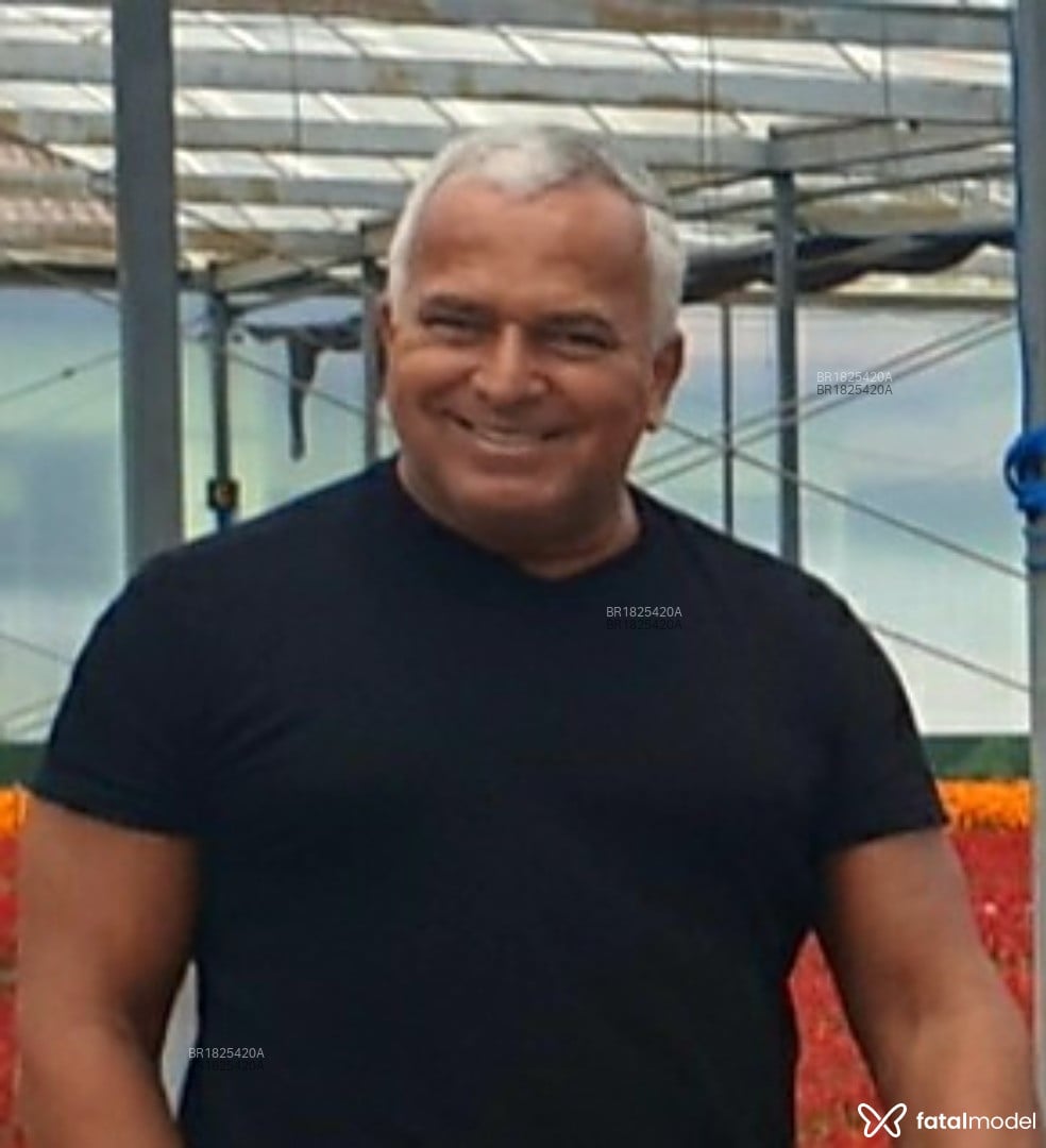 Acompanhante homem com cabelo grisalho de olhos castanhos - Carlos Gomes