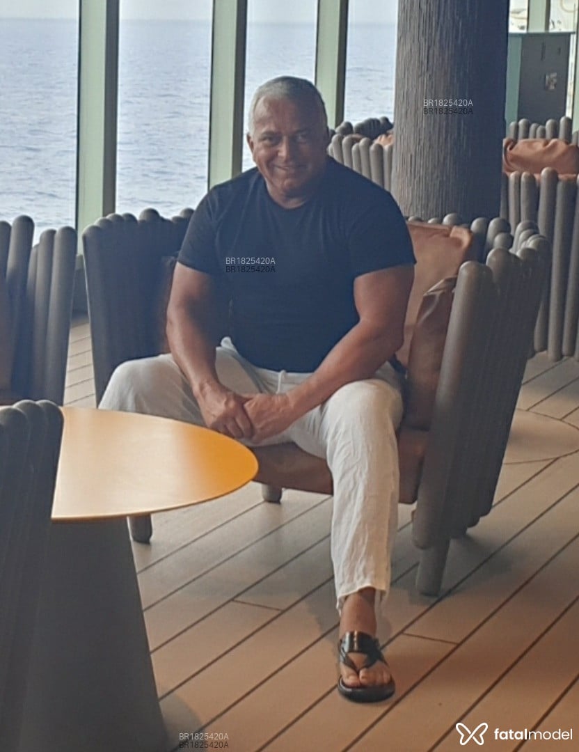 Acompanhante homem com cabelo grisalho de olhos castanhos - Carlos Gomes