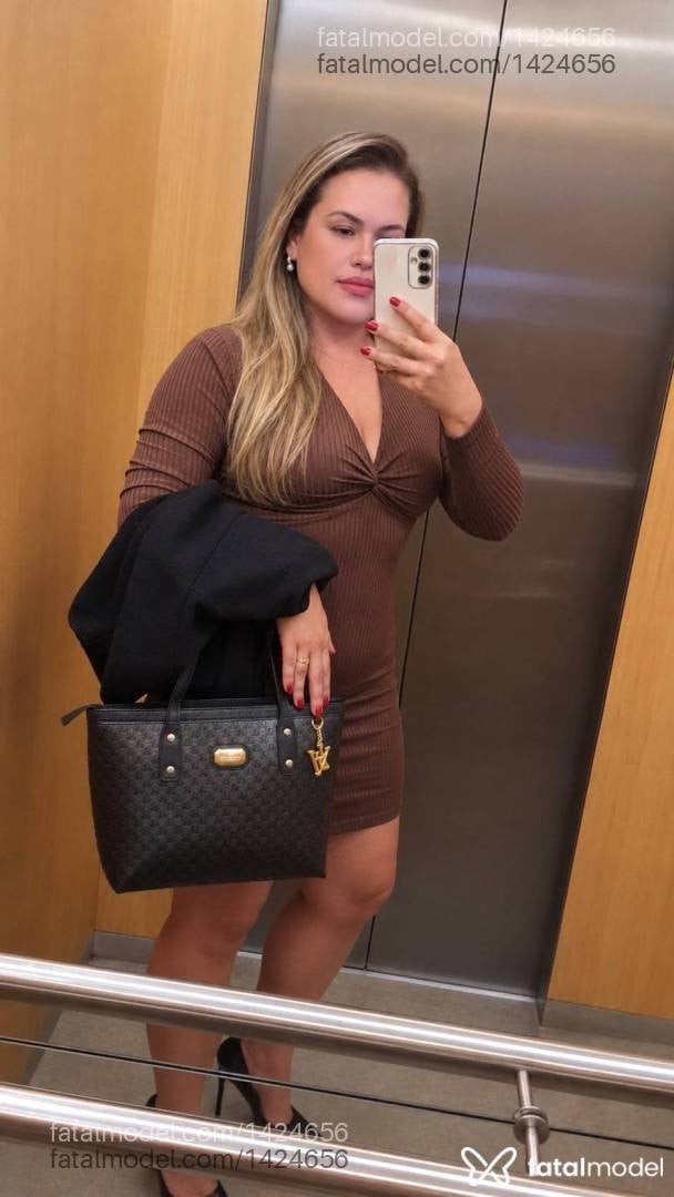 Acompanhante mulher loira (o) de olhos castanhos - Dalila Prado