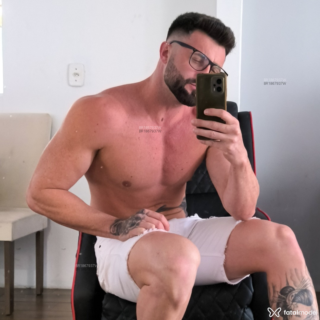 Acompanhante homem com cabelo grisalho de olhos mel em Virtual - ViniSc