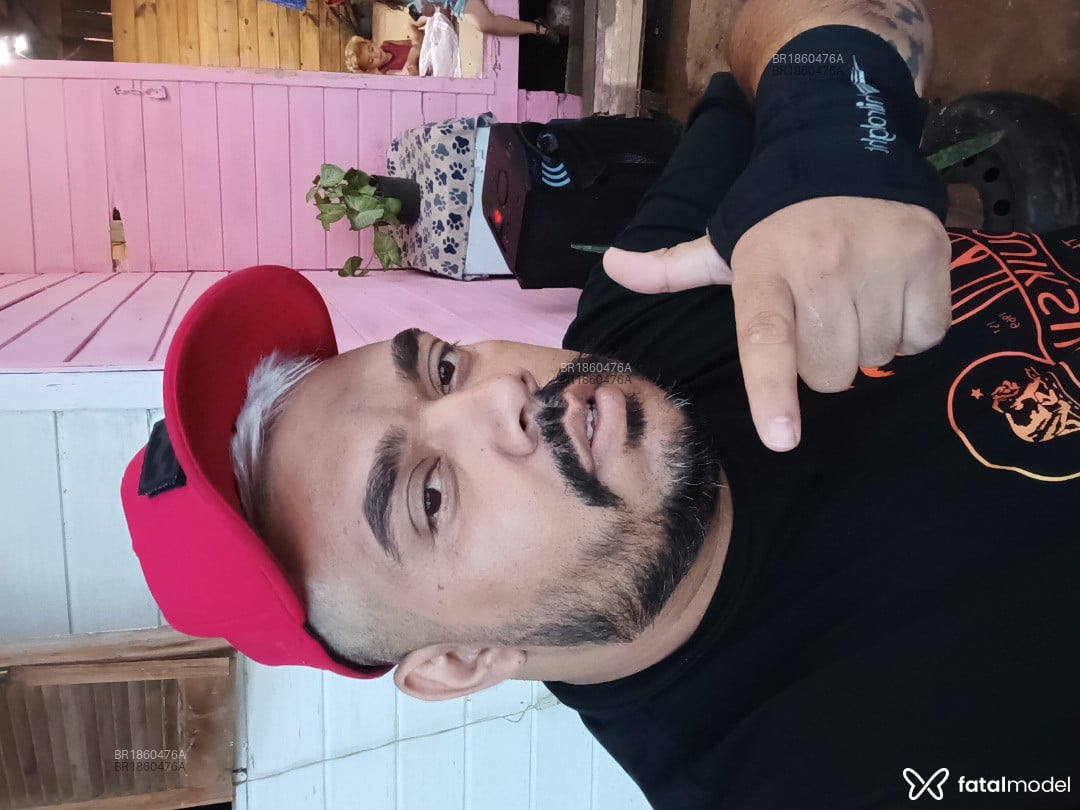Acompanhante homem com cabelo colorido de olhos castanhos em Cachoeirinha - Tiago Azevedo