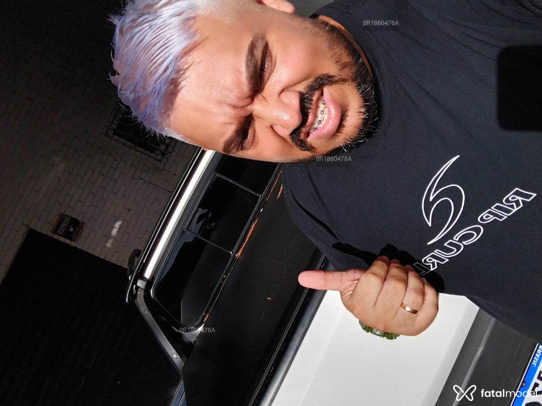 Acompanhante homem com cabelo colorido de olhos castanhos em Cachoeirinha - Tiago Azevedo