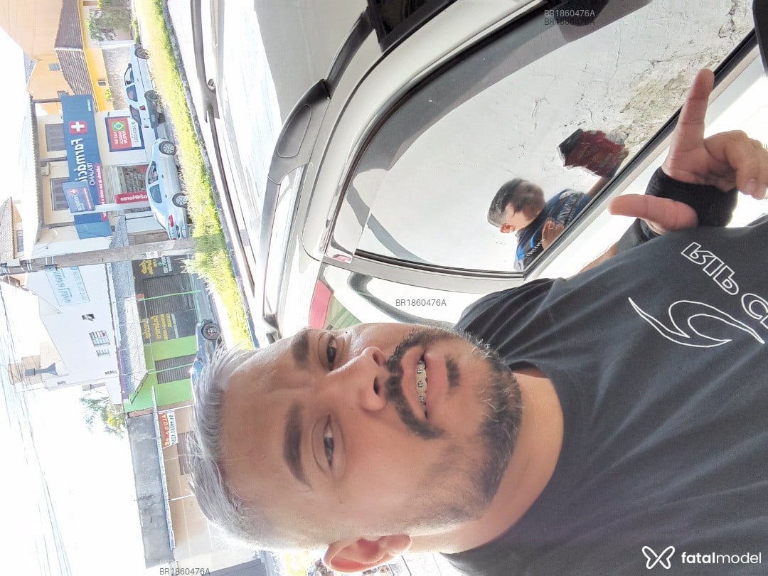 Acompanhante homem com cabelo colorido de olhos castanhos em Cachoeirinha - Tiago Azevedo
