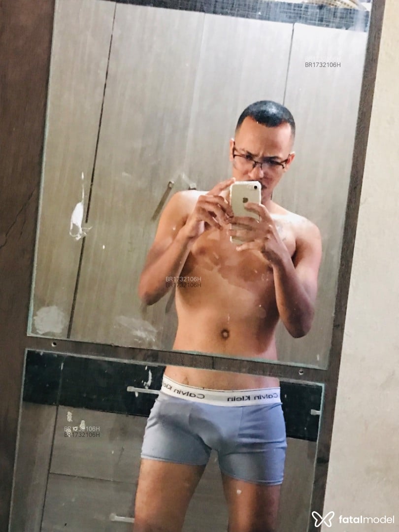 Acompanhante homem com cabelo castanho de olhos castanhos - Ismael