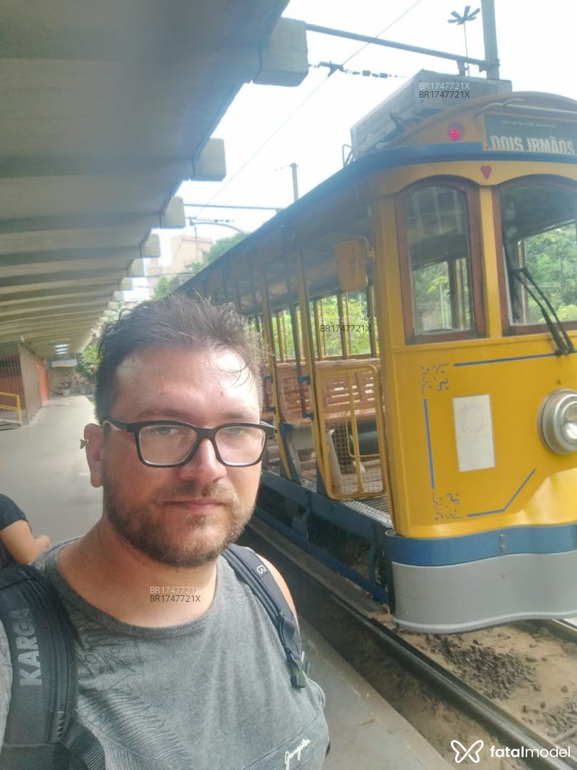 Acompanhante mulher com cabelo castanho de olhos verdes em Nova Iguaçu - Jorge Júnior