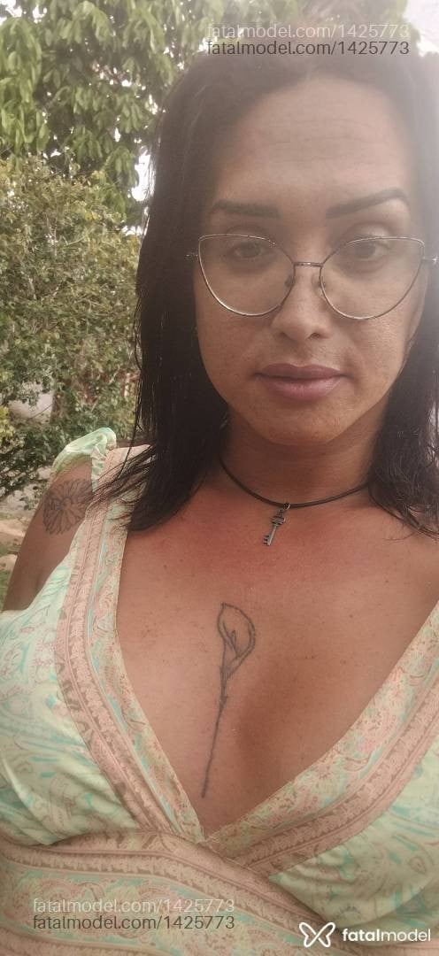 Acompanhante mulher trans morena (o) de olhos castanhos - Romera