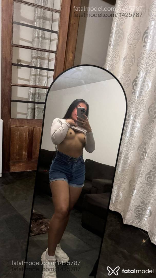 Acompanhante mulher com cabelo castanho de olhos castanhos - Valentinacolômbia