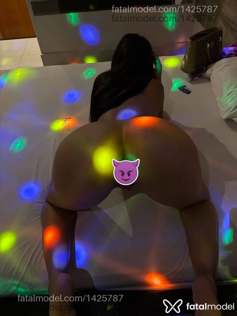 Acompanhante mulher com cabelo castanho de olhos castanhos - Valentinacolômbia Acompanhante mulher com cabelo castanho de olhos castanhos - Valentinacolômbia
