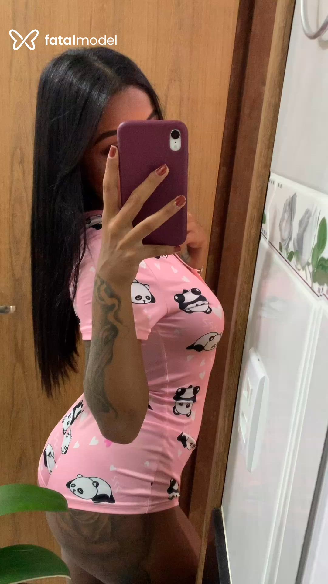 Acompanhante mulher com cabelo castanho de olhos castanhos - Luara Vasconcelos
