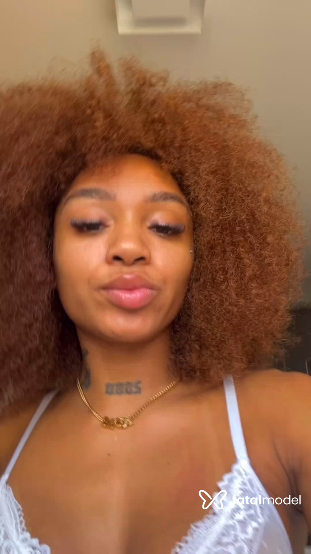 Acompanhante mulher com cabelo castanho de olhos castanhos - Kim Oliver