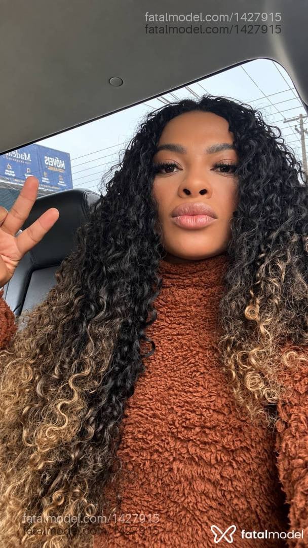 Acompanhante mulher com cabelo castanho de olhos castanhos - Mayara Fernandes