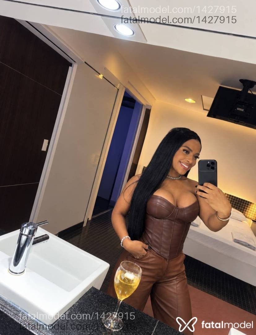 Acompanhante mulher com cabelo castanho de olhos castanhos - Mayara Fernandes