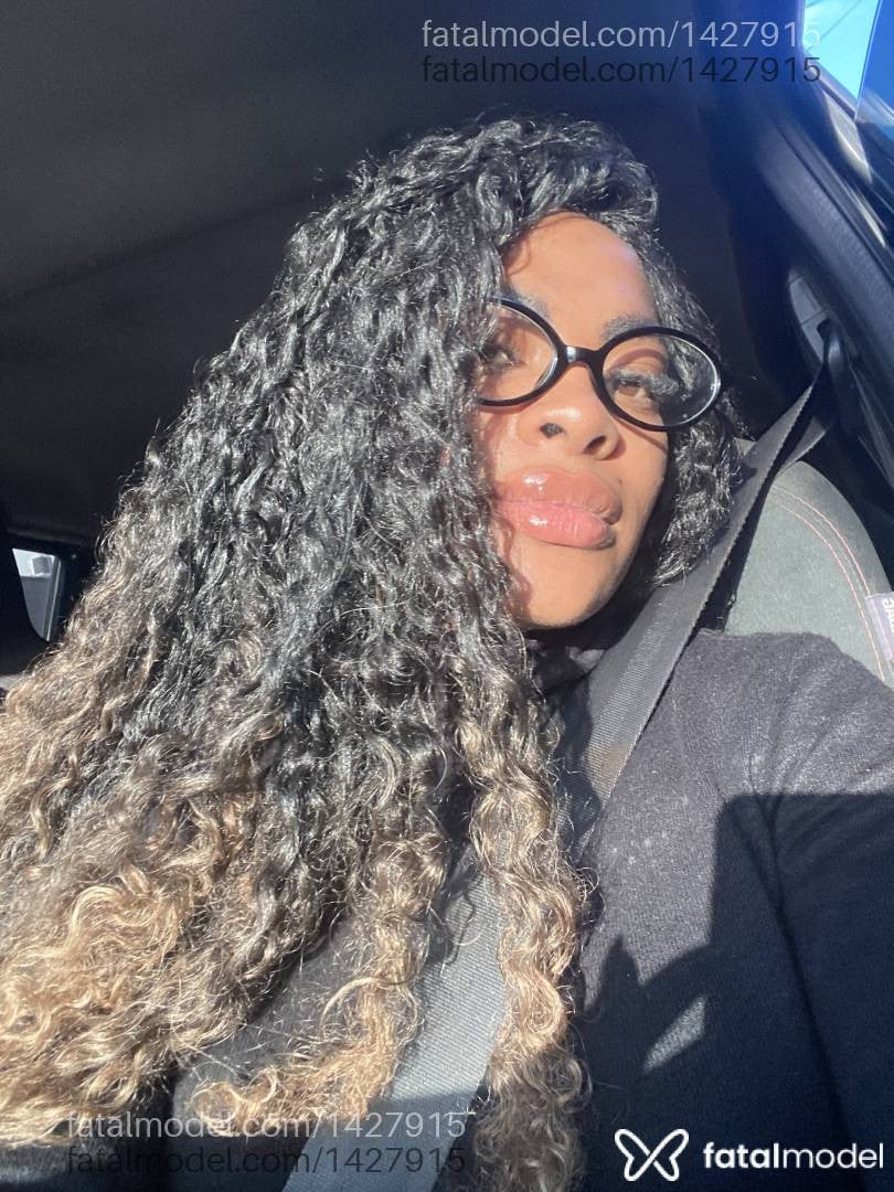 Acompanhante mulher com cabelo castanho de olhos castanhos - Mayara Fernandes