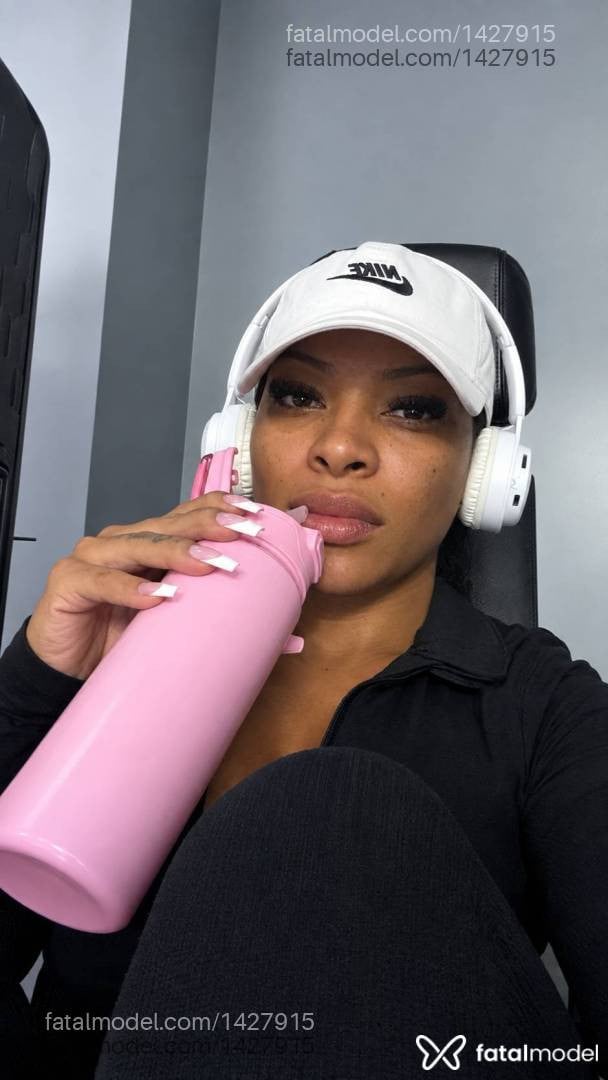 Acompanhante mulher com cabelo castanho de olhos castanhos - Mayara Fernandes