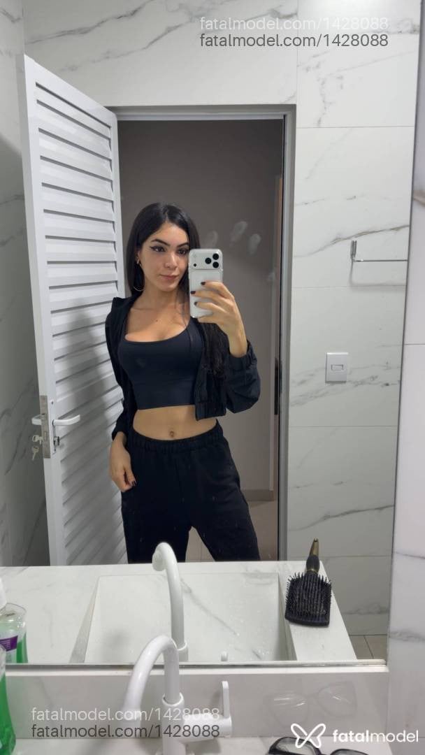 Acompanhante mulher trans morena (o) de olhos castanhos - Hanne Martins