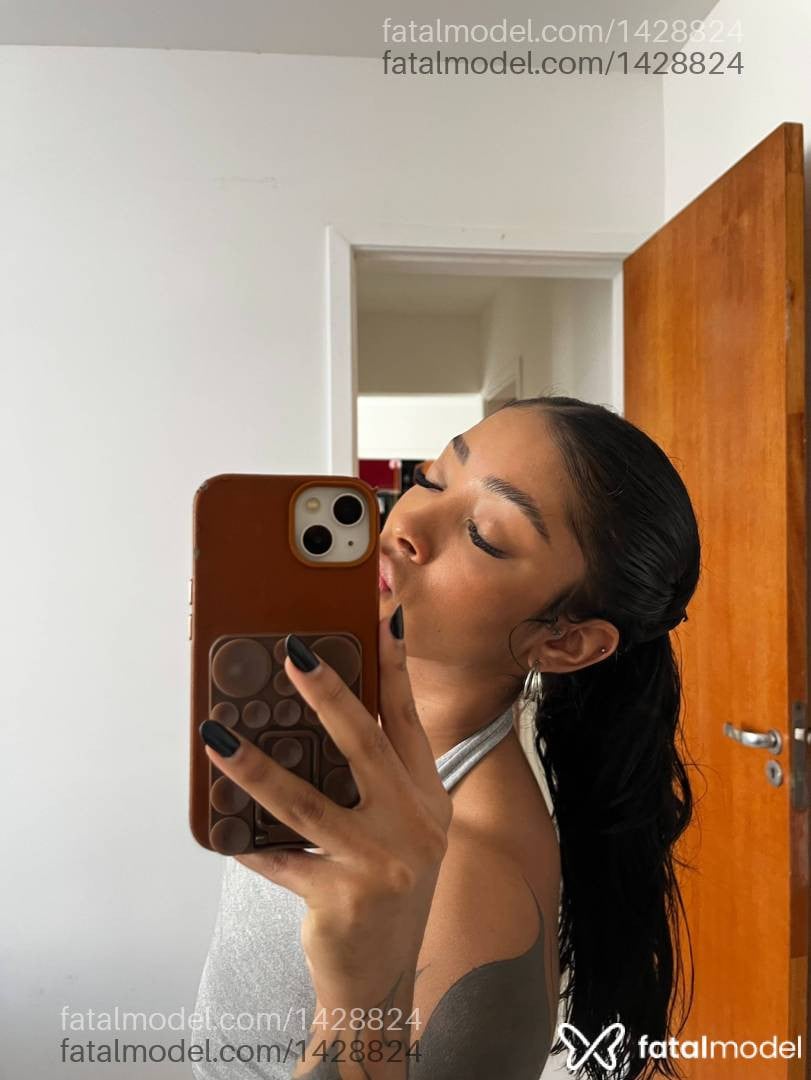 Acompanhante mulher com cabelo castanho de olhos castanhos - Bianca Barcellos
