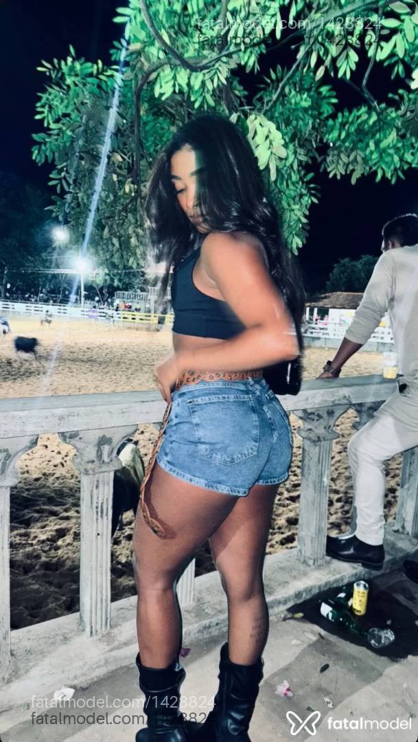 Acompanhante mulher com cabelo castanho de olhos castanhos em Capelinha Acompanhante mulher com cabelo castanho de olhos castanhos em Capelinha - Bianca Barcellos
