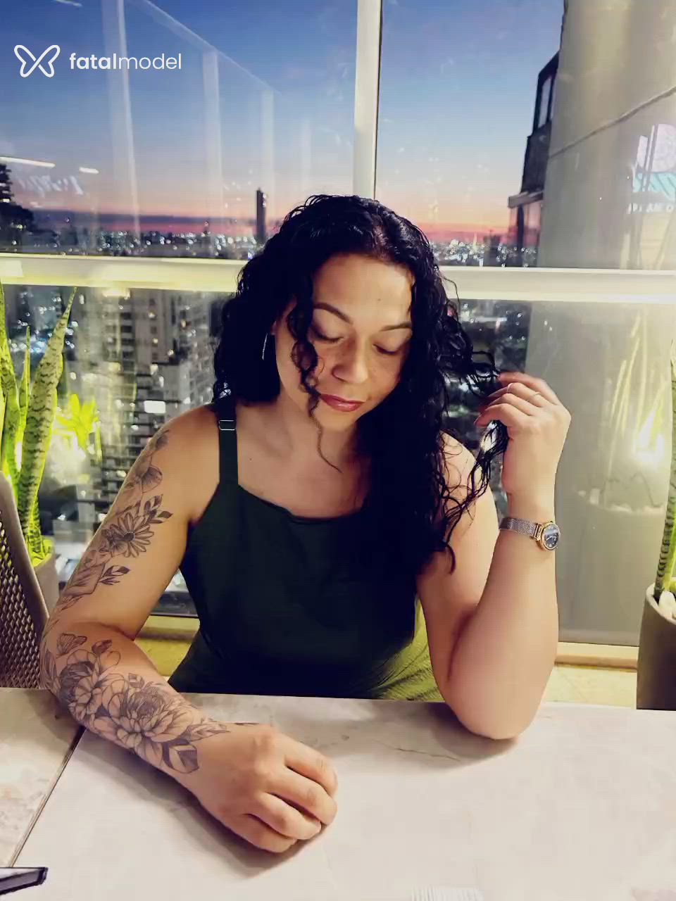 Acompanhante mulher morena (o) de olhos castanhos em Uberlândia Acompanhante mulher morena (o) de olhos castanhos em Uberlândia - Michelle Mendes