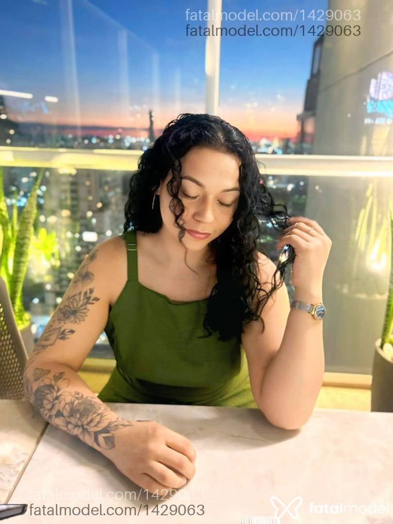 Acompanhante mulher morena (o) de olhos castanhos - Michelle Mendes