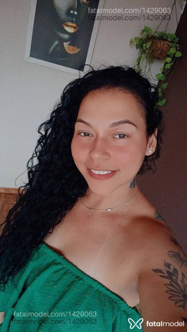 Acompanhante mulher morena (o) de olhos castanhos - Michelle Mendes