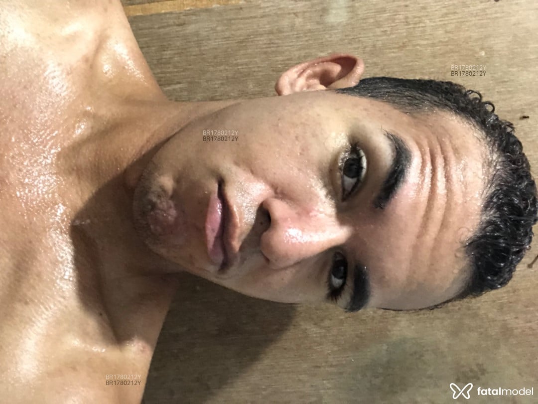 Acompanhante homem morena (o) de olhos castanhos em Maringá - André