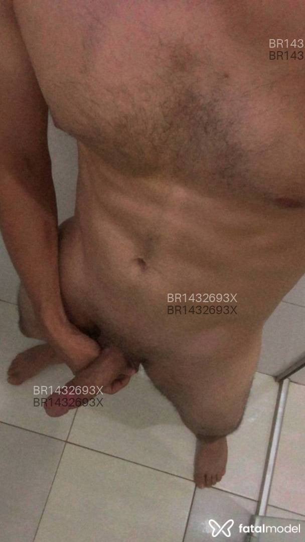 Acompanhante homem com cabelo castanho de olhos castanhos - Lukka Acompanhante homem com cabelo castanho de olhos castanhos - Lukka