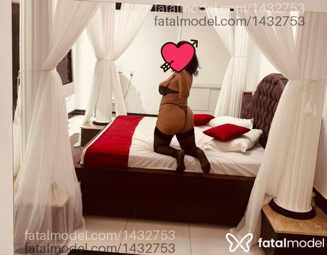 Acompanhante mulher com cabelo castanho de olhos castanhos - Lavinia