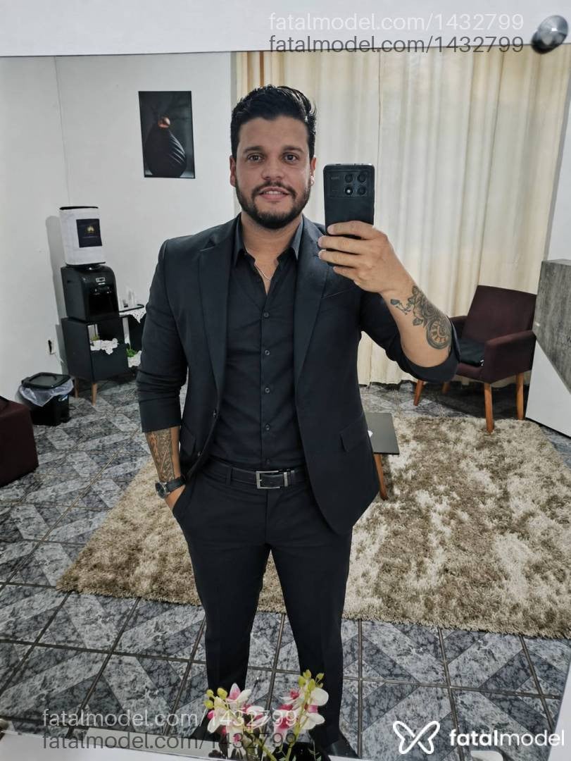 Acompanhante homem com cabelo castanho de olhos castanhos - Márcio Adams