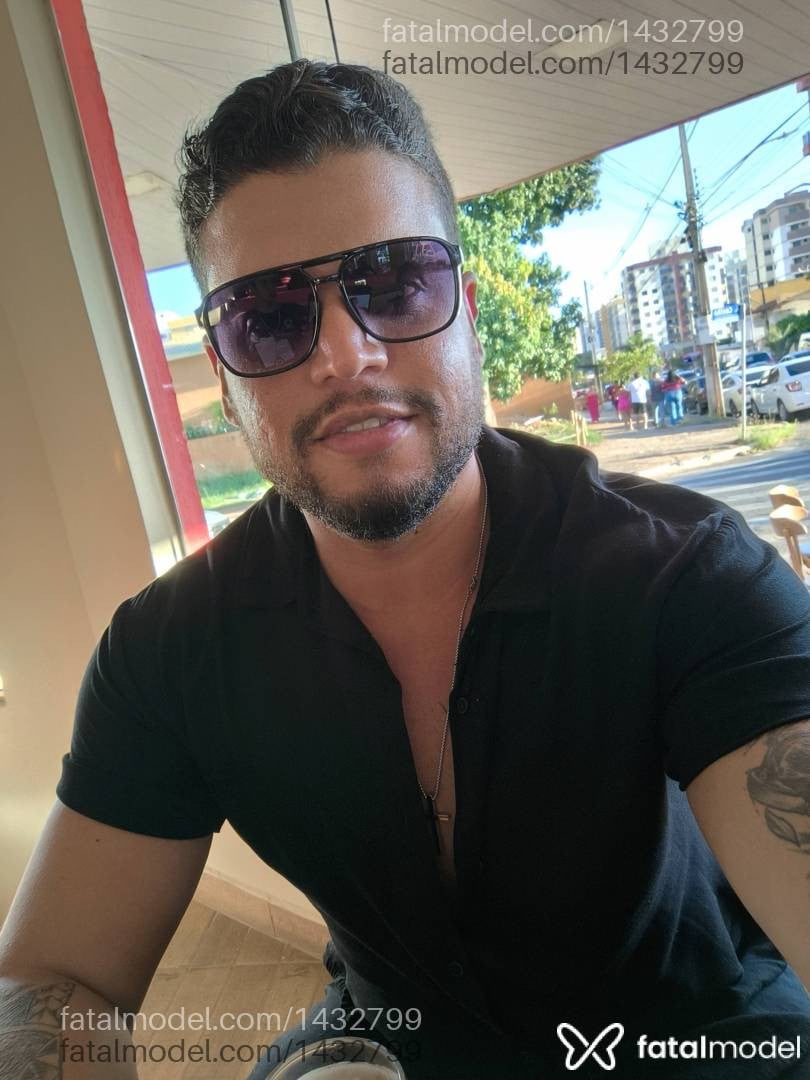 Acompanhante homem com cabelo castanho de olhos castanhos - Márcio Adams