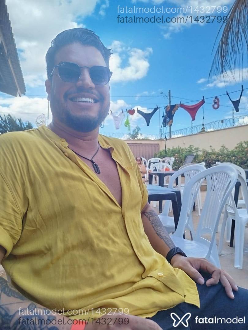 Acompanhante homem com cabelo castanho de olhos castanhos - Márcio Adams