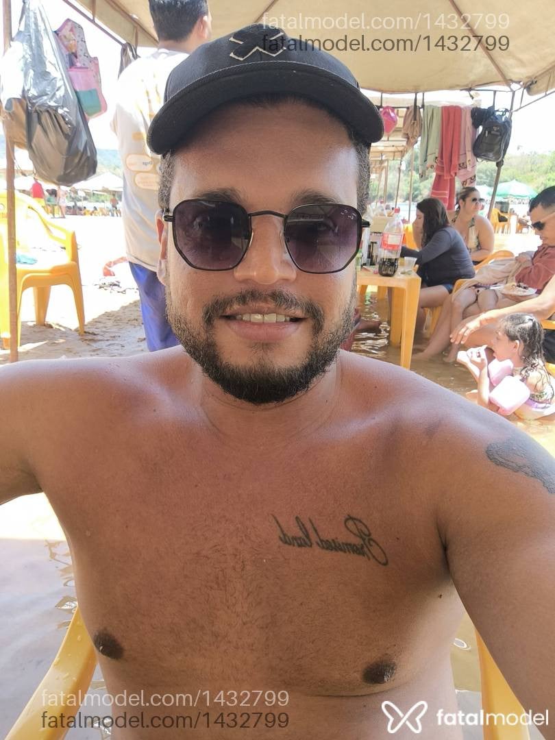 Acompanhante homem com cabelo castanho de olhos castanhos - Márcio Adams