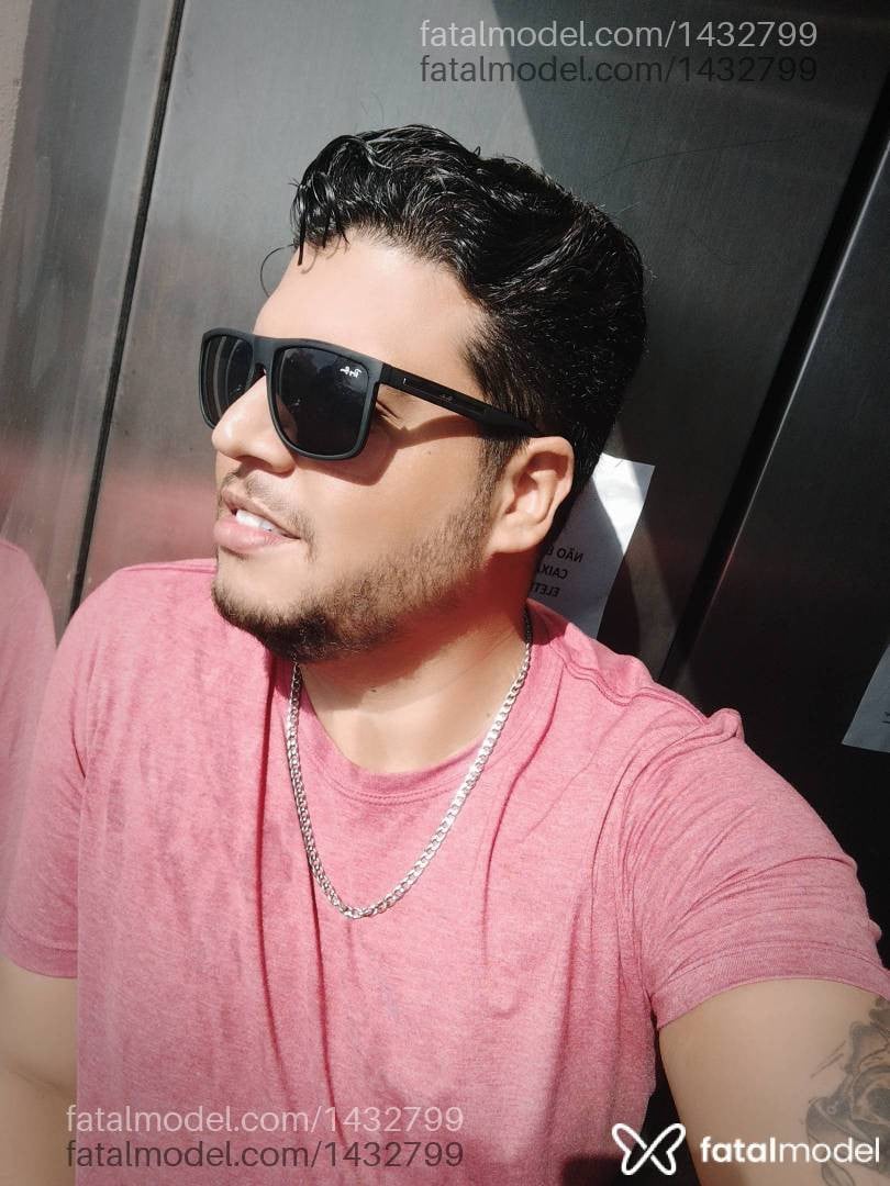 Acompanhante homem com cabelo castanho de olhos castanhos - Márcio Adams