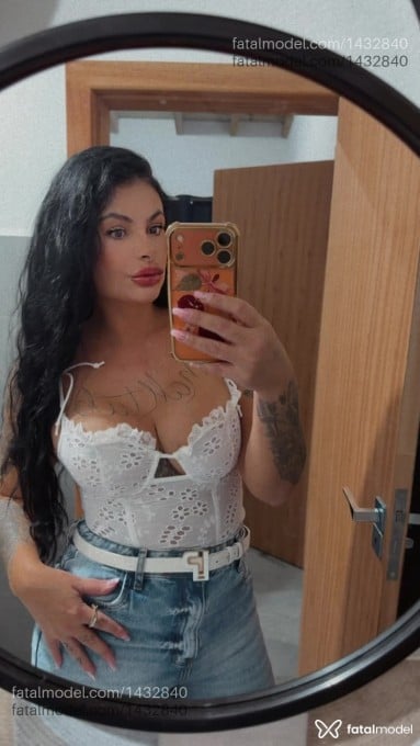 Acompanhante mulher morena (o) de olhos castanhos em Garopaba Acompanhante mulher morena (o) de olhos castanhos em Garopaba - Pyetra