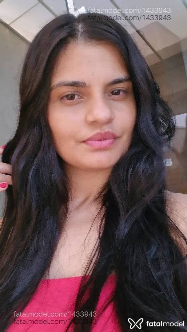 Acompanhante mulher com cabelo castanho de olhos castanhos - Lívia Mello
