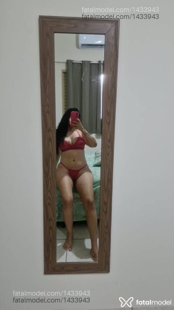 Acompanhante mulher com cabelo castanho de olhos castanhos - Lívia Mello