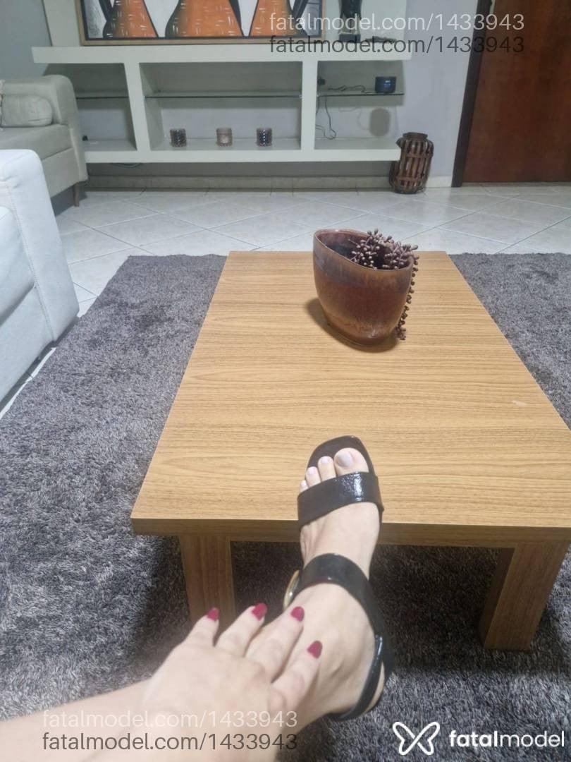 Acompanhante mulher com cabelo castanho de olhos castanhos - Lívia Mello